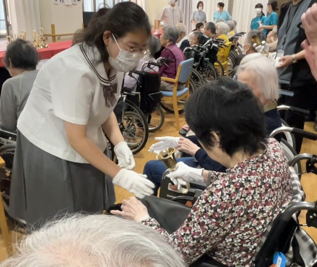 ♪ハンドベル部♪恩方ホームで演奏を行いました